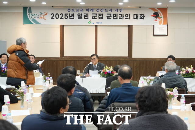 김기웅 서천군수가 지난 8일부터 17일까지 진행된 군민과의 대화에서 한 군민의 건의 사항을 청취하고 있다. / 서천군