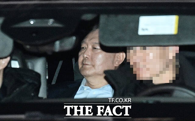 내란수괴 혐의를 받는 윤석열 대통령의 계엄·체포·구속이라는 악재에도 국민의힘 지지율은 반등세다. 사진은 윤 대통령이 15일 오후 경기 과천시 고위공직자범죄수사처에서 조사를 마치고 서울구치소로 이동하는 모습. /박헌우 기자