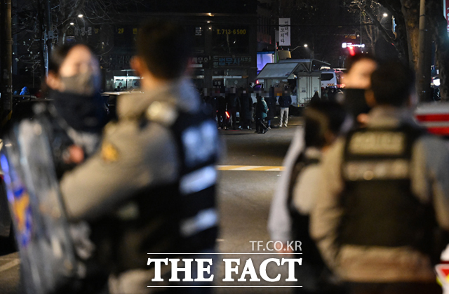 경찰은 지난 이틀간 서울 마포구 서부지법과 종로구 헌법재판소 인근서 발생한 폭동으로 총 90명을 현행범 체포해 19개 경찰서에서 수사하고 있다. /이새롬 기자