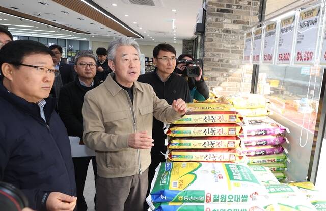 강호동 농협중앙회장이 20일 서울 동작구 영등포농협 하나로마트 노량진뉴타운점에서 농축산물 수급 상황을 점검하고 있다. /농협중앙회