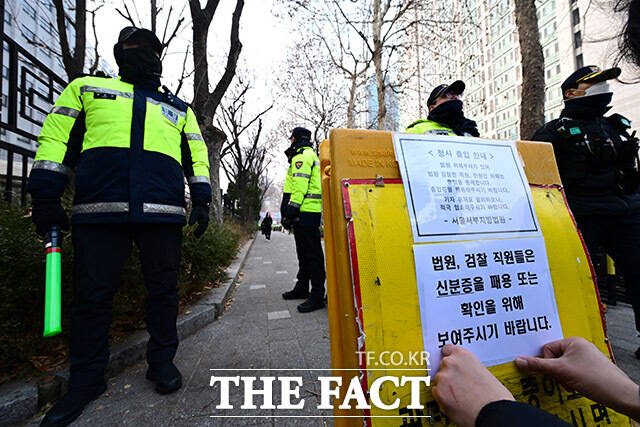 윤석열 대통령의 지지자들이 폭력 사태를 벌였던 서울 마포구 서울서부지방법원 출입로에 20일 오전 통행 제한을 알리는 안내문이 붙고 있다. /남윤호 기자