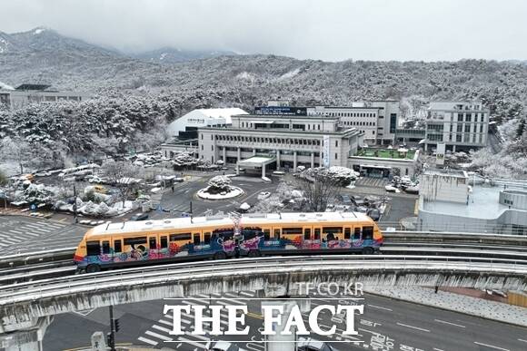 경기 의정부시내를 운행중인 의정부경전철의 모습./의정부