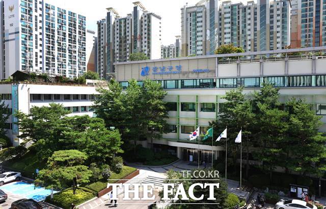 서울 강남구가 3억원 규모의 식품위생기금 융자 사업 대상자를 연중 접수한다. 강남구청 전경. /강남구