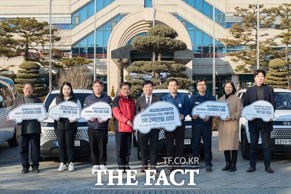 17일 현대자동차 아산공장 관계자들이 성금 및 사회복지시설 5개소에 차량 전달 후 기념 촬영을 하고 있다. /아산시