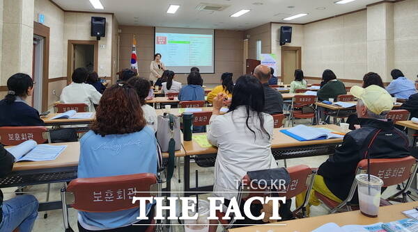 계룡시에서 평생학습강사를 대상으로 역량강화교육을 실시하고 있는 모습 /계룡시