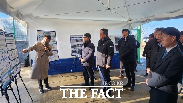 서천군이 지난 17일 홍원항 폐어구 집하장을 찾은 강도형 해양수산부 장관과 김완섭 환경부 장관에게 해양폐기물 발생 예방과 수거·처리 체계 구축을 위해 현장 상황을 점검하고 있다. /서천군