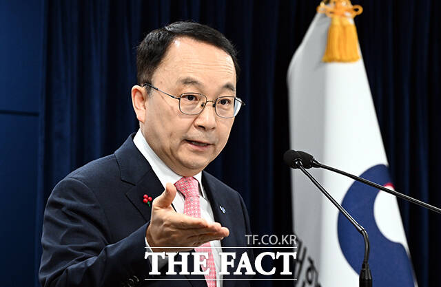 구병삼 통일부 대변인이 20일 오전 서울 종로구 정부서울청사에서 정례브리핑을 하고 있다. /임영무 기자