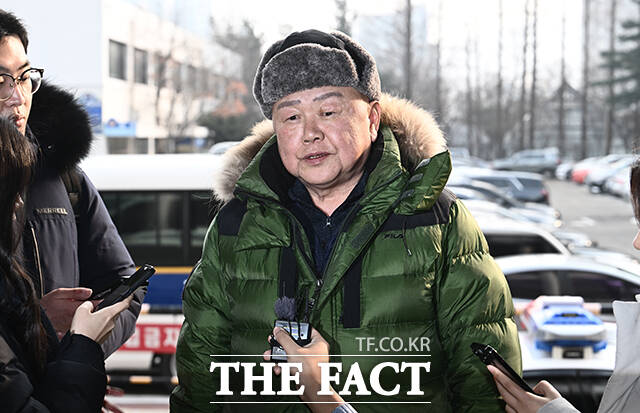 윤석열 대통령의 부인 김건희 여사에 대한 쥴리 의혹을 제기해 온 안해욱 전 한국초등학교태권도연맹 회장이 20일 오후 서울 서초구 서초경찰서에 조사를 받기 위해 출석하며 입장을 밝히고 있다. /박헌우 기자