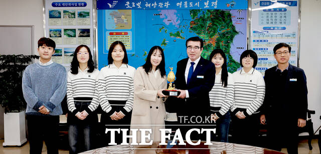 2024 NH농협은행 한국여자바둑리그에서 우승을 차지한 보령머드팀이 17일 김동일 보령시장에게 우승컵을 전달하고 있다. / 보령시