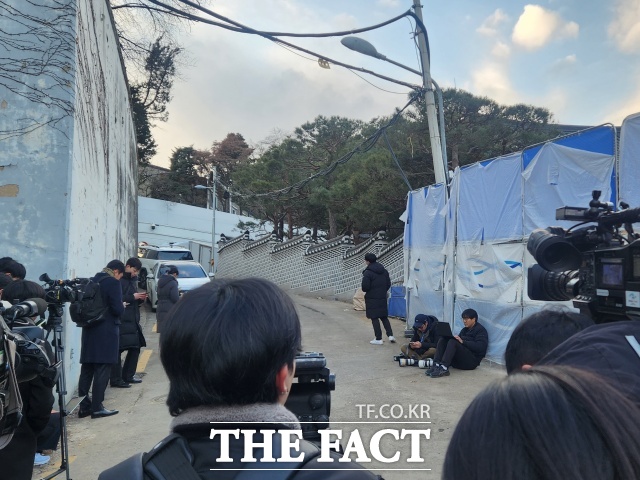 12·3 비상계엄 사태를 수사하고 있는 경찰이 대통령 안전가옥(안가) 폐쇄회로(CC)TV 확보에 나섰다. 지난달 27일 압수수색에 착수했다 대통령경호처에 막혀 실패한지 24일만이다. 사진은 지난달 27일 오후 서울 종로구 삼청동 대통령 안가 앞 골목 모습./조성은 기자