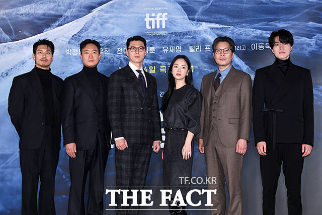 현빈(왼쪽에서 세 번째)이 주연을 맡은 영화 하얼빈이 개봉 이후 단 하루도 놓치지 않고 박스오피스 1위를 기록하고 있다. /서예원 기자
