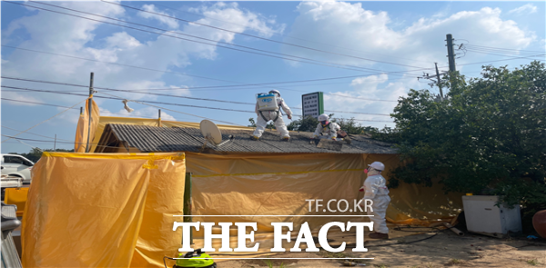 군산시가 석면 슬레이트 지붕 처리사업을 2월 3일~3월 31일까지 접수 받는다. /군산시