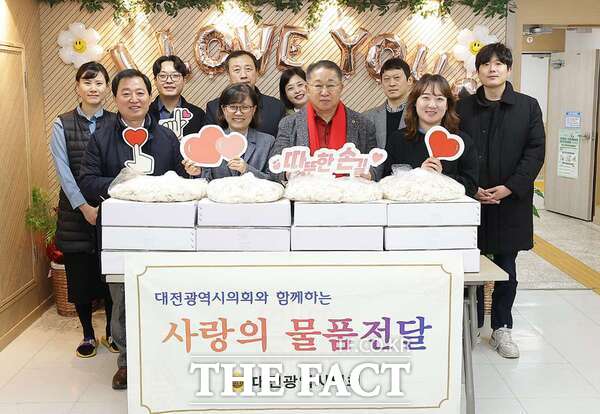 이한영 대전시의회 의원이 20일 서구 월평동에 위치한 월평종합사회복지관을 방문해 위문품을 전달하고 시설 관계자들을 격려하고 있다. /대전시의회
