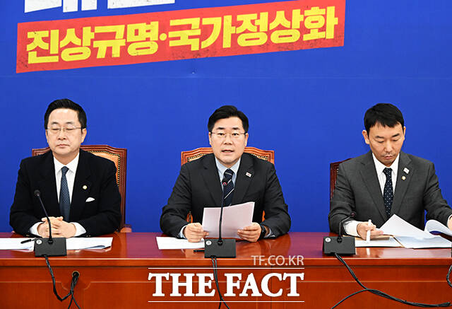 박찬대 더불어민주당 원내대표(가운데)가 20일 오전 서울 여의도 국회에서 서울서부지방법원 폭동사태 관련 긴급 기자회견을 열고 발언을 하고 있다. /국회=배정한 기자