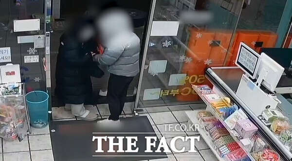 10대 중학생들이 지난해 12월 9일 오전 0시 46분쯤 대전 중구의 한 무인점포에서 키오스크의 현금을 훔치기 위한 준비를 하는 모습이 CCTV에 촬영됐다./대전중부경찰서