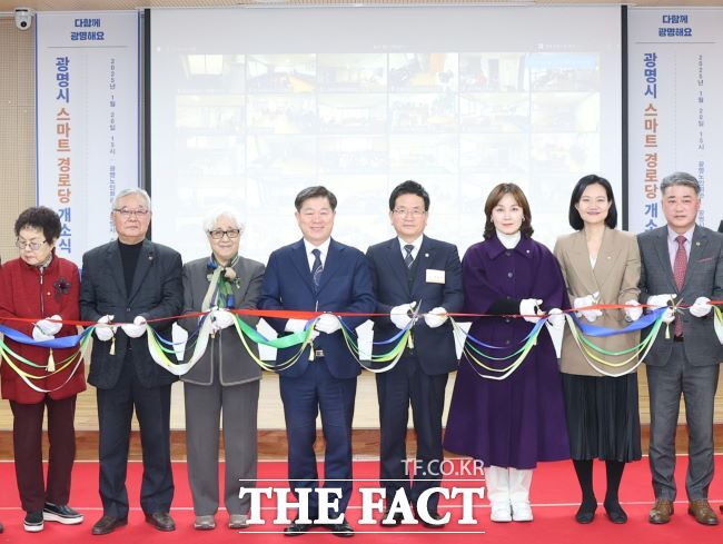 스마트 경로당 개소식 테이프커팅 모습. 사진 왼쪽부터 이정희 대한노인회 광명시지회 부지회장, 하영호 부지회장, 박종애 지회장, 박승원 광명시장, 이지석 광명시의회 의장, 임오경 국회의원, 김남희 국회의원, 김정호 경기도의원./광명시