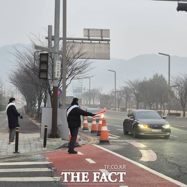 충남도가 20일 오전 6시~밤 9시까지 올해 첫 ‘고농도 미세먼지 예비저감조치’를 발령한 가운데 도청 앞에서 차량 공공2부제 안내를 하고 있다. /충남도