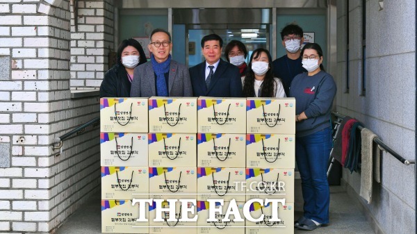 김영태 의장(왼쪽에서 세 번째)이 사회복지시설을 방문해 위문품을 전달하고 관계자들과 기념사진을 찍고 있다. /남원시의회