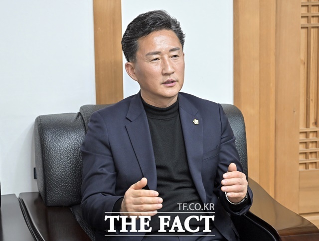 임달희 공주시의회 의장이 최근 <더팩트>와의 인터뷰에서 공주시의회의 지난해 성과와 올해 주요 업무에 대해 설명하고 있다. /김형중 기자