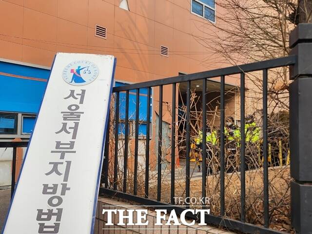 20일 오전 서울 마포구 서울서부지법 근처에는 경찰들이 바리케이드를 치고 지나가는 사람들을 저지했다. 서울지벙법원 이라고 적힌 입간판은 법원 뒤편에 쓰러져 있었다. /이윤경 기자