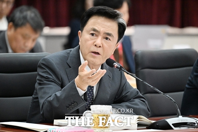 김태흠 충남도지사가 20일 도청 대회의실에서 열린 2025년 주요업무계획 보고회에서 민선8기 계획 성과 내야 할 시점이라며 정국이 혼란하지만 흔들림 없이 도정에 임해 줄 것을 주문하고 있다. /충남도