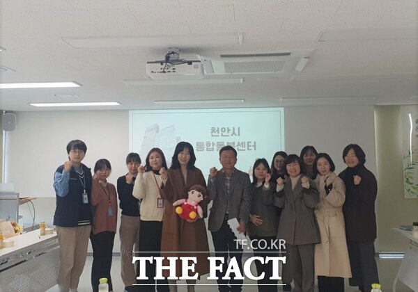 윤은미 복지정책국장(왼쪽부터 다섯 번째)이 주요 기관 복지사업과 현안 사항을 점검한 후 기념사진을 찍고 있다. /천안시