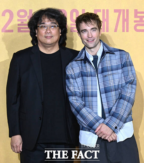 봉준호 감독(왼쪽)과 로버트 패틴슨의 영화 미키 17은 2월 28일 국내 개봉 후 3월 7일 북미에서 개봉한다. /이새롬 기자