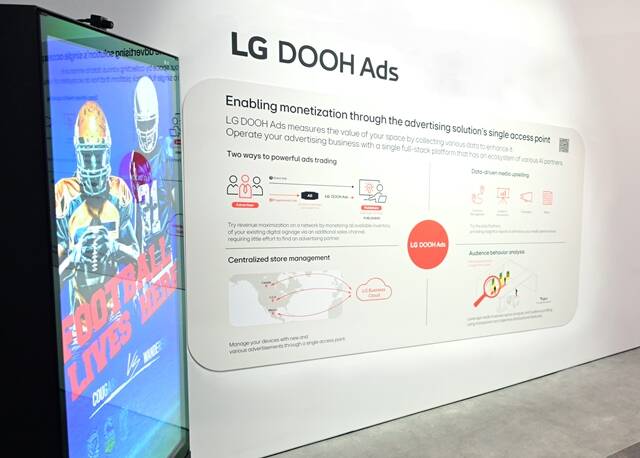 LG전자 CES 2025 부스에 상업용 디스플레이 광고 솔루션 LG DOOH Ads가 적용된 디스플레이가 전시돼 있다. /LG전자