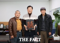  이희환 유성구의원, 선배 의원에게 '聽' 새겨진 현판 전달 받아