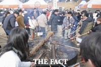  공주시, 겨울공주 군밤축제로 주말 내내 '북새통'