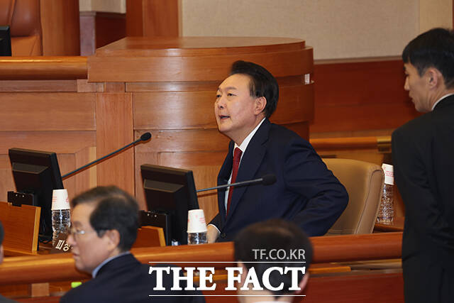 12.3 비상계엄 선포로 내란 우두머리 혐의를 받아 구속된 윤석열 대통령이 21일 오후 서울 종로구 헌법재판소에서 열린 윤석열 대통령 탄핵심판 3차 변론기일에 참석하고 있다./사진공동취재단