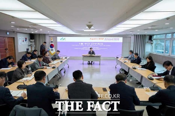 20일 조일교 아산시장 권한대행이 시청 상황실에서 열린 주간간부회의를 주재하고 있다. /아산시