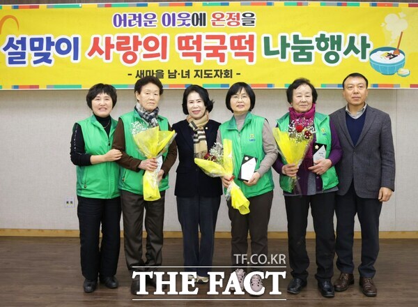 21일 김행금 천안시의회 의장(왼쪽부터 세 번째)이 청룡동새마을남녀협의회에서 진행한 설맞이 떡국떡 나눔행사에 참여해 봉사자를 격려한 후 기념사진을 찍고 있다. /천안시의회