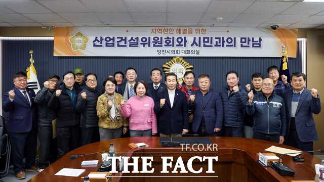 당진시의회는 20일 시의회 대회의실에서 당진시 개인택시 관계자들과 간담회를 개최했다. /당진시의회