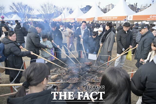 제8회 겨울공주 군밤축제와 대한민국 밤산업 박람회에 역대 최다 관람객이 몰린 가운데 관람객들이 밤을 굽고 있다. /공주시