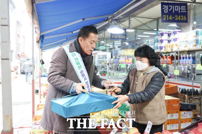 21일 구매탄시장에서 이재준 수원시장이 지역화폐로 장을 보고 있다./수원시