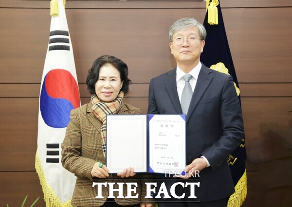 20일 정규운 사무국장이 천안시의회 김행금 의장과 기념사진을 찍고 있다. /천안시의회