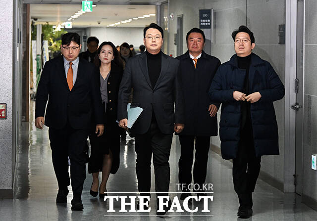 전체회의 참석하는 천하람 원내대표(가운데)를 비롯한 개혁신당 지도부.