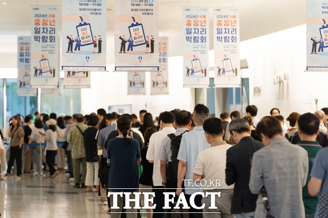 서울시에서 올해 총 9만5201개의 어르신 일자리를 공급한다고 22일 밝혔다. 중장년 일자리박람회./서울시