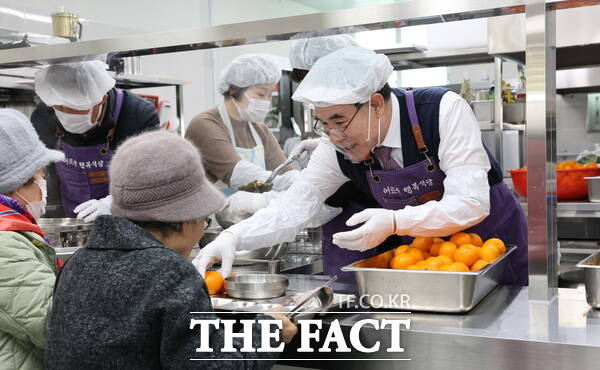 이응우 계룡시장이 지난 20일 열린 어르신 행복식당에서 직접 배식을 하고 있는 모습./계룡시