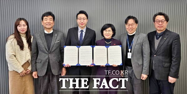 대전시사회서비스원이 인공지능 기반 교육 플랫폼 벤처기업 투비유니콘과 20일 대전형 스마트돌봄 사회서비스 모델 개발을 위한 업무협약을 체결했다. /대전시사회서비스원