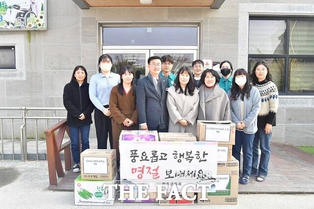 완주군의회 유의식 의장을 비롯한 의원들이 설 명절을 앞두고 성심너싱홈, 실로암요양원 등 6개 시설을 차례로 방문했다. /완주군의회