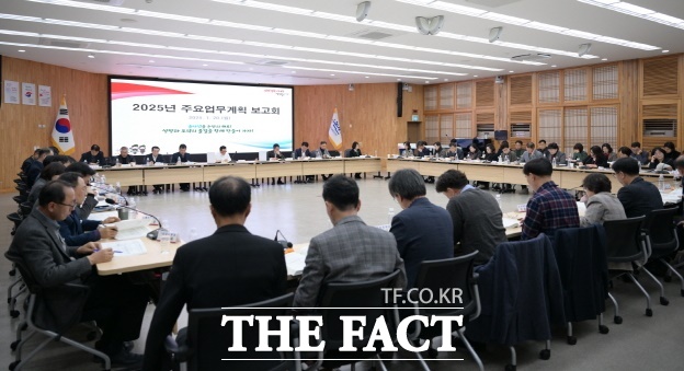 논산시가 20일 시청 대희의실에서 2025년 주요업무계획 보고회를 열고 있다. /논산시