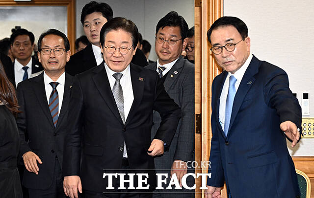 이재명 더불어민주당 대표가 20일 오후 서울 중구 은행연합회에서 열린 더불어민주당-은행권 현장간담회에 참석해 조용병 은행연합회장으로부터 자리 안내를 받고 있다. /임영무 기자