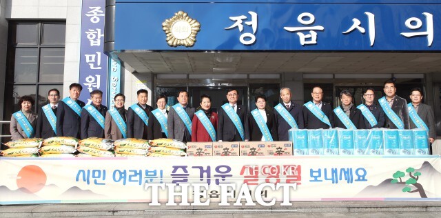 설맞이 장보기 캠페인에서는 위축된 소비심리와 경기침체로 힘겨워하는 전통시장 상인들을 통해 지역 농산물과 생필품을 구입하여 조금이나마 힘을 보탰다. /정읍시의회