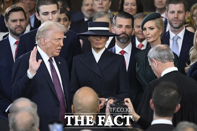 도널드 트럼프 미국 대통령 당선인이 20일 정오(한국시간 21일 오전 2시) 제47대 미국 대통령으로 공식 취임했다. 트럼프 대통령은 이날 워싱턴 D.C. 미국 의회 로툰다홀에서 열린 취임 선서를 통해 미국 대통령직을 충실히 수행하고 최선을 다해 미국 헌법을 보존하고 보호하며 수호할 것이라고 밝혔다. /AP=뉴시스
