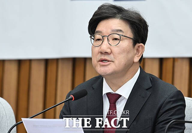 권성동 국민의힘 원내대표는 21일 국회에서 진행된 원내대책회의 마친 뒤 기자들과 만나 민주당의 윤상현 제명안은 우리 당 의원들의 입에 족쇄를 채우기 위한 과도한 정치공세라고 밝혔다. /박헌우 기자