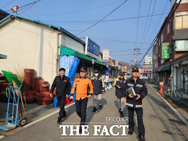 21일 강종범 천안동남소방서장(가운데)이 화재 취약 대상인 병천시장을 현지 점검하고 있다. /천안동남소방서