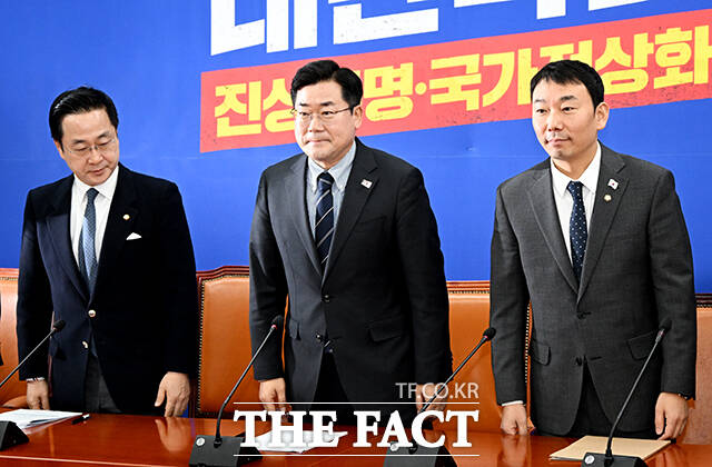 박찬대 더불어민주당 원내대표가 20일 오전 서울 여의도 국회에서 서울서부지방법원 폭동사태 관련 긴급 기자회견을 열고 발언을 하고 있다. /국회=배정한 기자