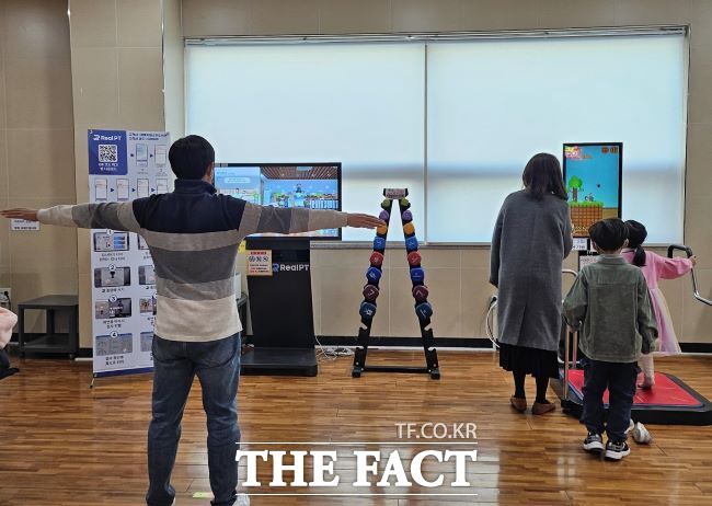 스마트 건강체험관 이용 시민들이 건강 데이터를 측정받고 있다. /광명시